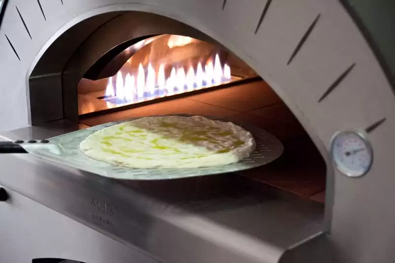 infornata-pizza Gourmet pizza with Apulian stracciatella cheese, red prawns of Mazara del Vallo and pistachios from Bronte