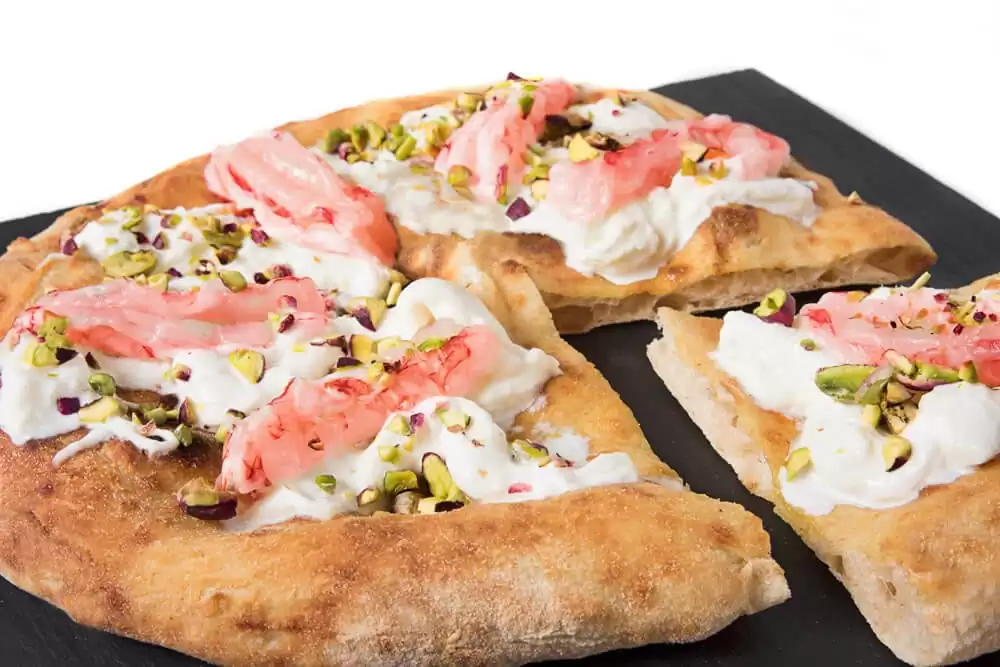 pizza-gourmet-con-stracciatella-pugliese-gambero-rosso-di-mazara-del-vallo-e-pistacchio-di-bronte Gourmet pizza with Apulian stracciatella cheese, red prawns of Mazara del Vallo and pistachios from Bronte