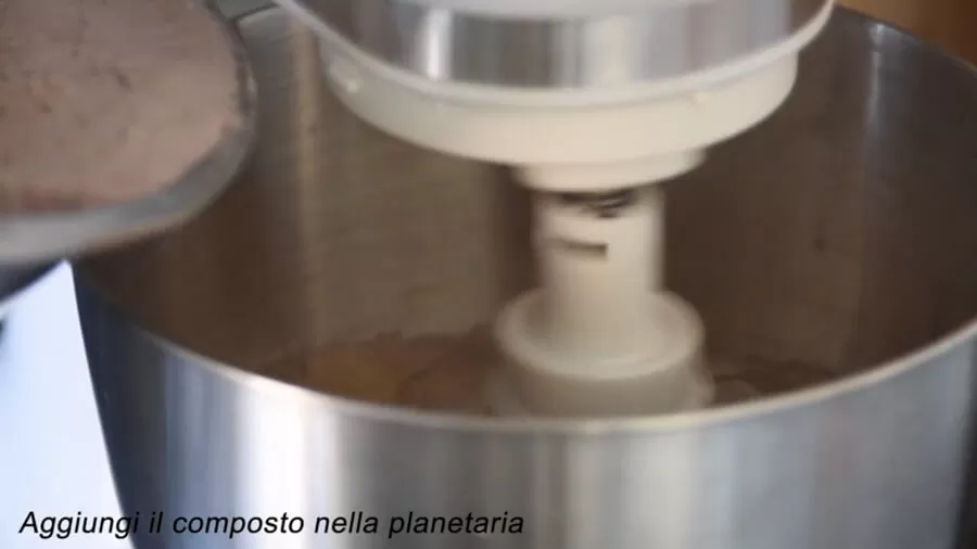 in-una-ciotola-unisci-la-farina-il-cacao-il-lievito-e-lo-zucchero Ciambellone fatto in casa - Video Ricetta nel forno ONE a gas