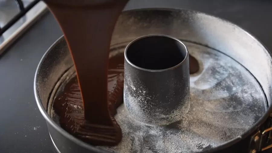 mescola-il-tutto-per-qualche-minuto-fino-ad-ottenere-un-composto-cremoso Ciambellone fatto in casa - Video Ricetta nel forno ONE a gas