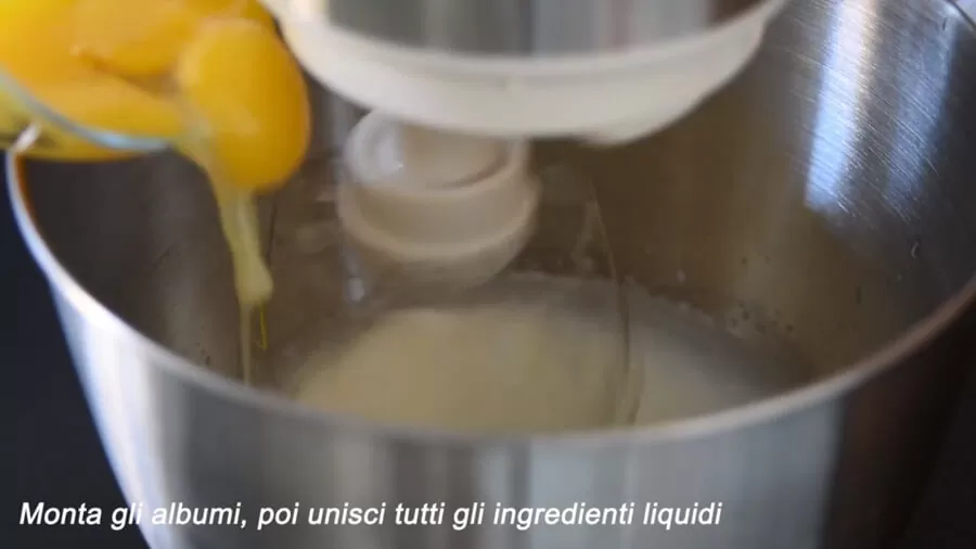 monta-gli-albumi-poi-unisci-anche-i-tuorli Ciambellone fatto in casa - Video Ricetta nel forno ONE a gas