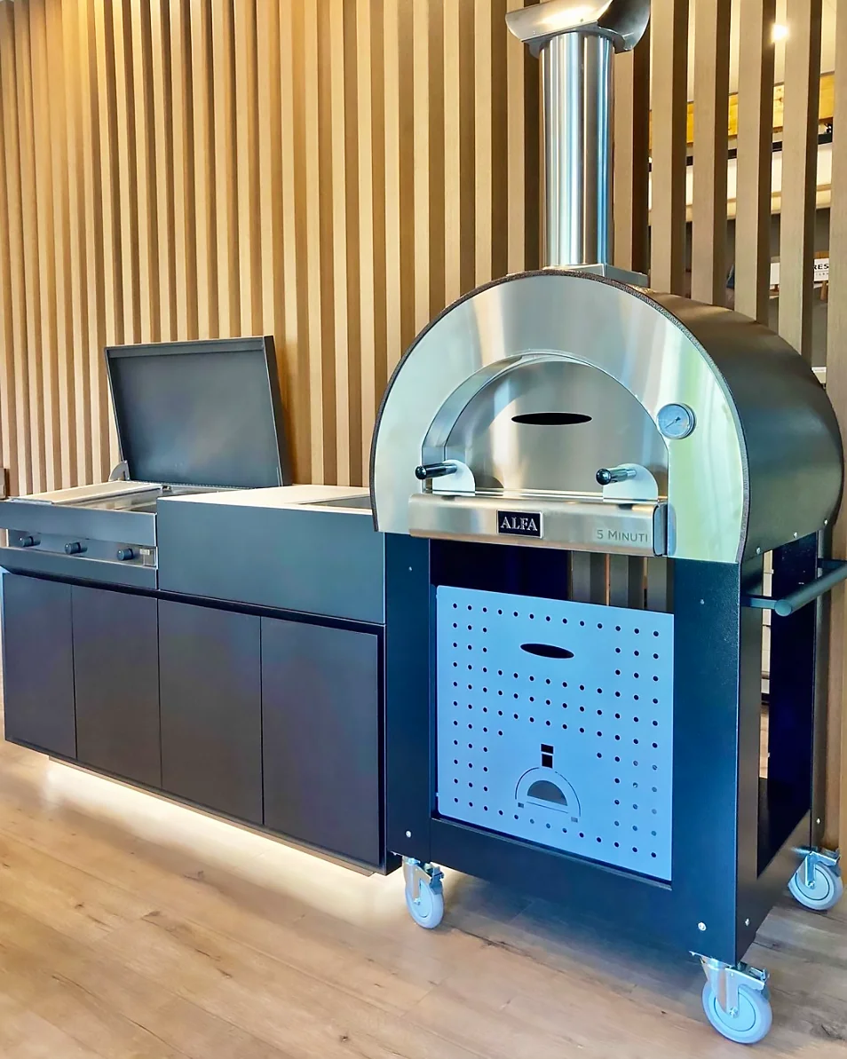 5minuti-vicinocucina-dentroshowroom What do you stand a pizza oven on?