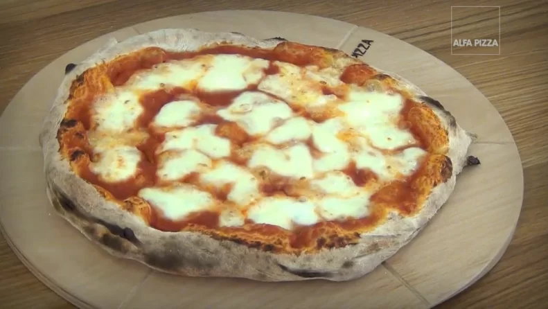 Video recipe for cooking a pizza margherita