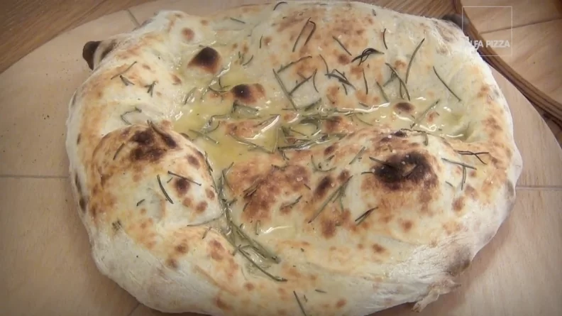 Video recipe for cooking a rosemary pizza