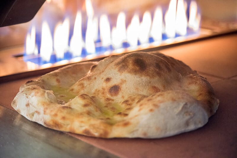 Qué conseguimos al cocinar nuestras pizzas en este horno de piedra  empleando el único combustible natural de la leña de encina? - Fokacha