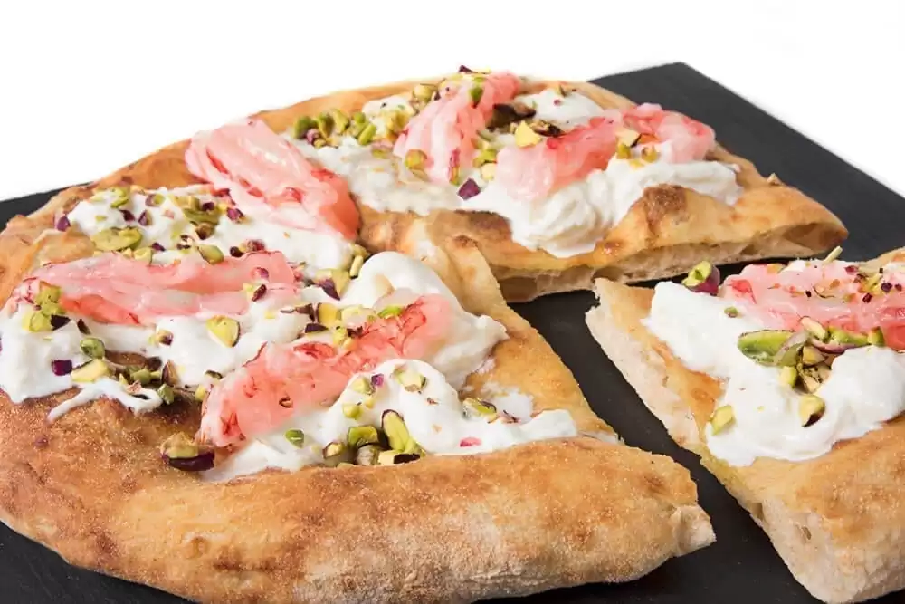 Pizza Gourmet mit Stracciatella aus Apulien, rotem Krebs aus Mazara del Vallo und Pistazie aus Bronte