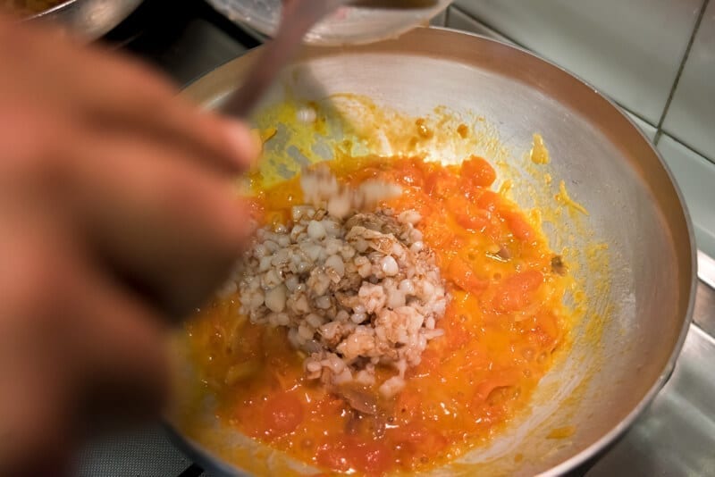 calamari-padella-alfa-living Gefüllte Tintenfische mit knackigen Reis-Oblaten