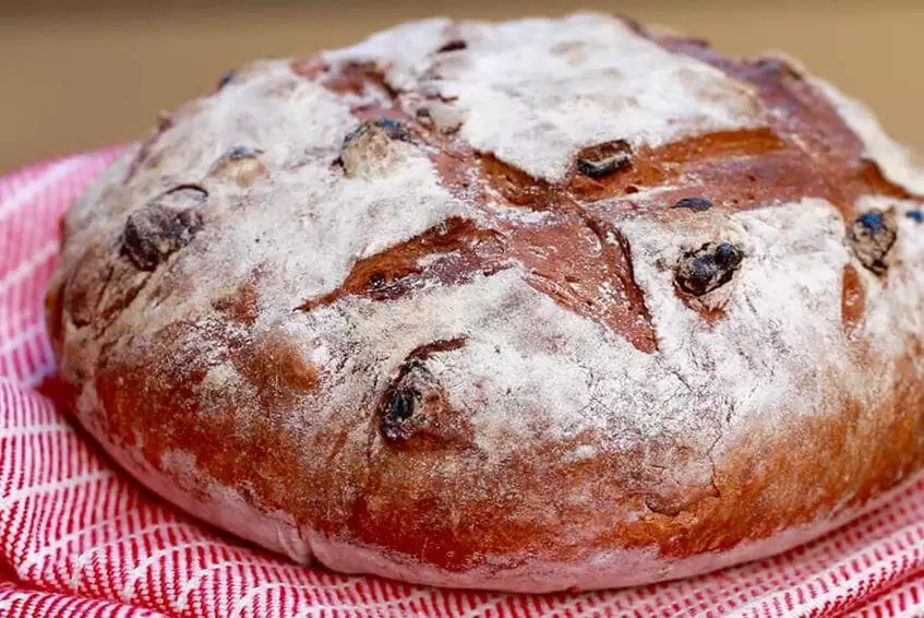 Cinnamon raisin bread