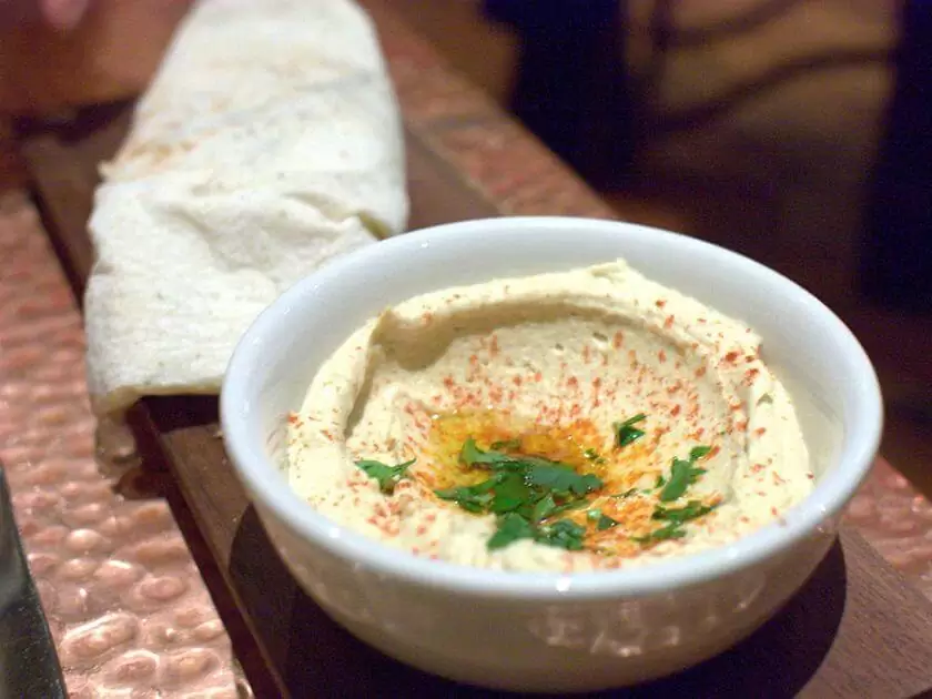 Hummus, cucina medio orientale e forno a legna