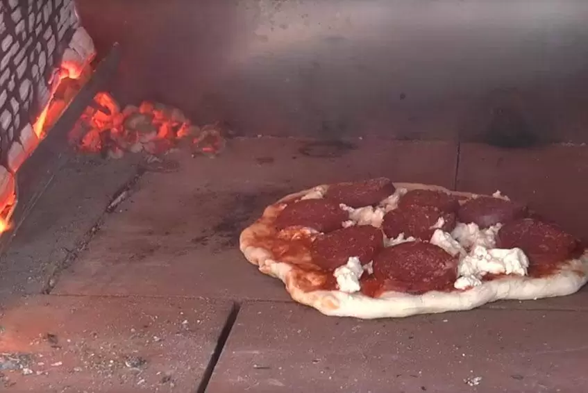 Holzofen und Pizza mit sucuk