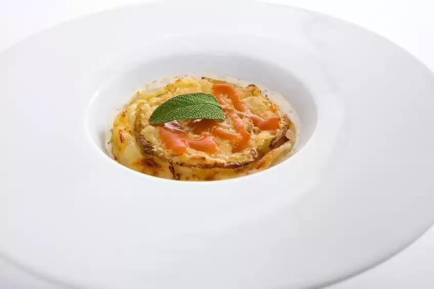 Tortino di patate con caciocavallo affogato in salsa Mornay