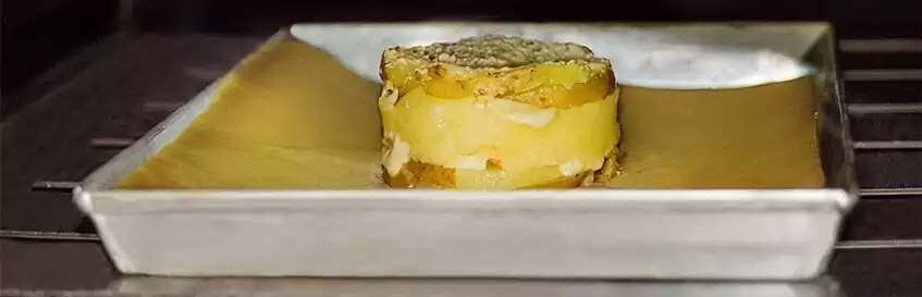 tortino-in-cottura Tortino di patate con caciocavallo affogato in salsa Mornay