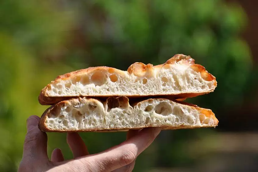 Video ricetta per la focaccia nel forno a legna