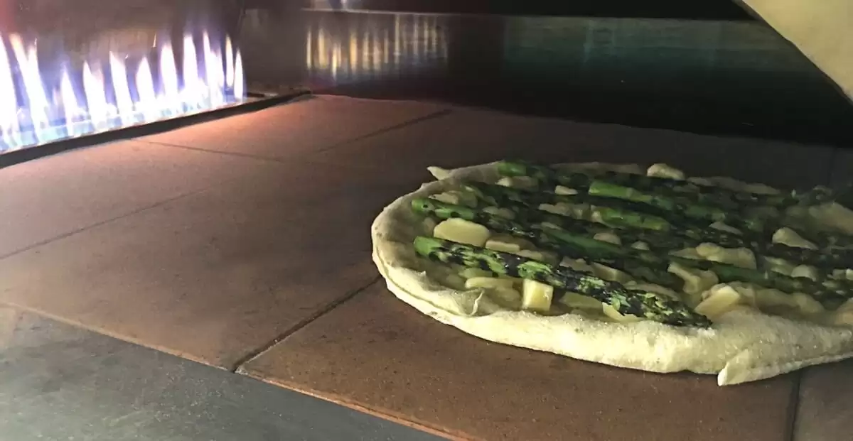Pizza à la farine complete avec asperges et fontina