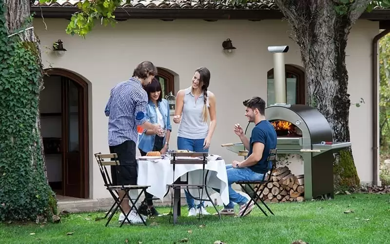 8 Tips for Hosting A Backyard Pizza Party