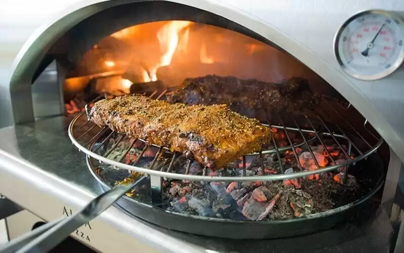 Come fare una grigliata perfetta usando il forno a legna