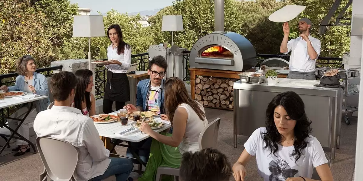 pizza-oven-quattro-pro-top-pizzeria-outdoor Cottura della pizza con spettacolo: come organizzare uno show cooking con i forni Alfa