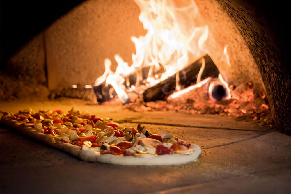 la pizza nel forno a legna Alfa