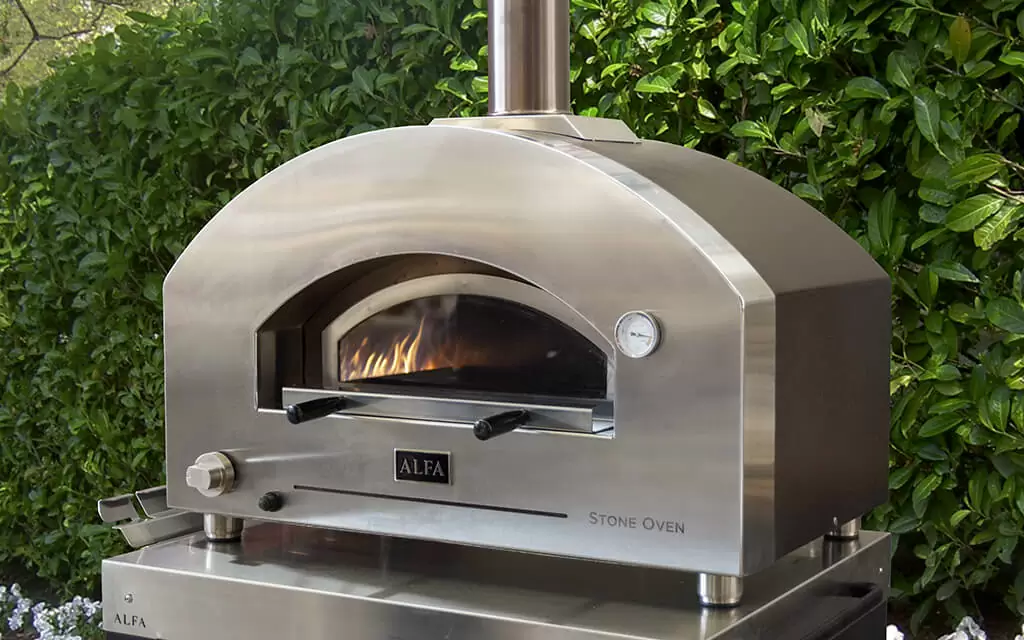 Alfa Forni lance le Stone Oven, le four à bois et à gaz qui renouvelle le design des cuisines extérieures les plus exclusives.