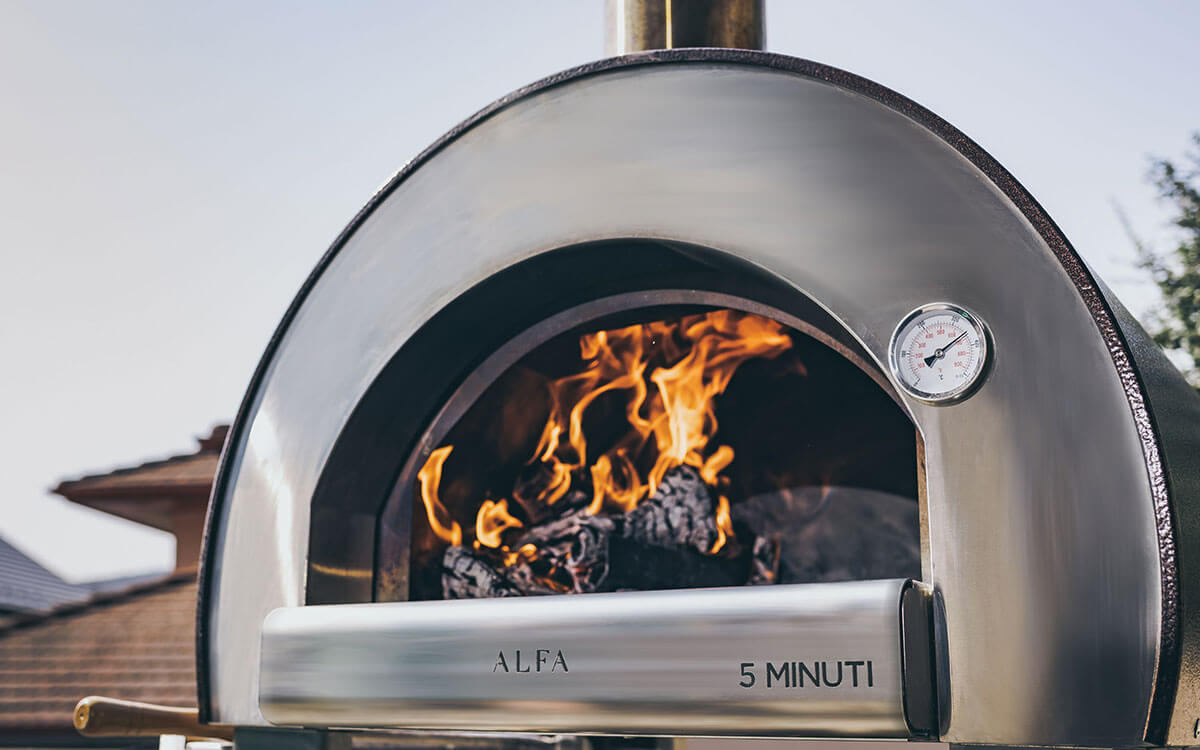 Wood-fired pizza ovens: 5 reasons to choose alfa for your home | Alfa Forni