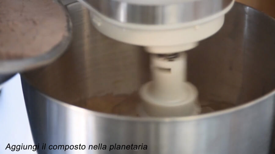 in-una-ciotola-unisci-la-farina-il-cacao-il-lievito-e-lo-zucchero Ciambellone fatto in casa - Video Ricetta nel forno ONE a gas