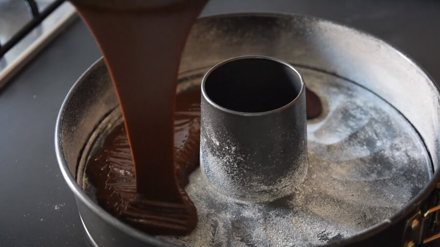 mescola-il-tutto-per-qualche-minuto-fino-ad-ottenere-un-composto-cremoso Ciambellone fatto in casa - Video Ricetta nel forno ONE a gas