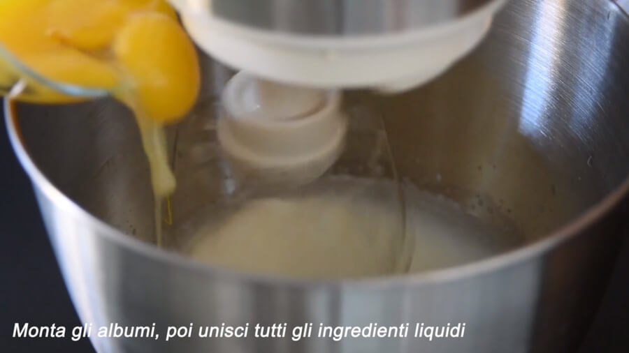 monta-gli-albumi-poi-unisci-anche-i-tuorli Ciambellone fatto in casa - Video Ricetta nel forno ONE a gas