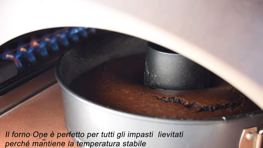 sforna-il-ciambellone-al-cacao-lascialo-freddare-10-minuti-e-poi-servilo-ancora-tiepido Ciambellone fatto in casa - Video Ricetta nel forno ONE a gas