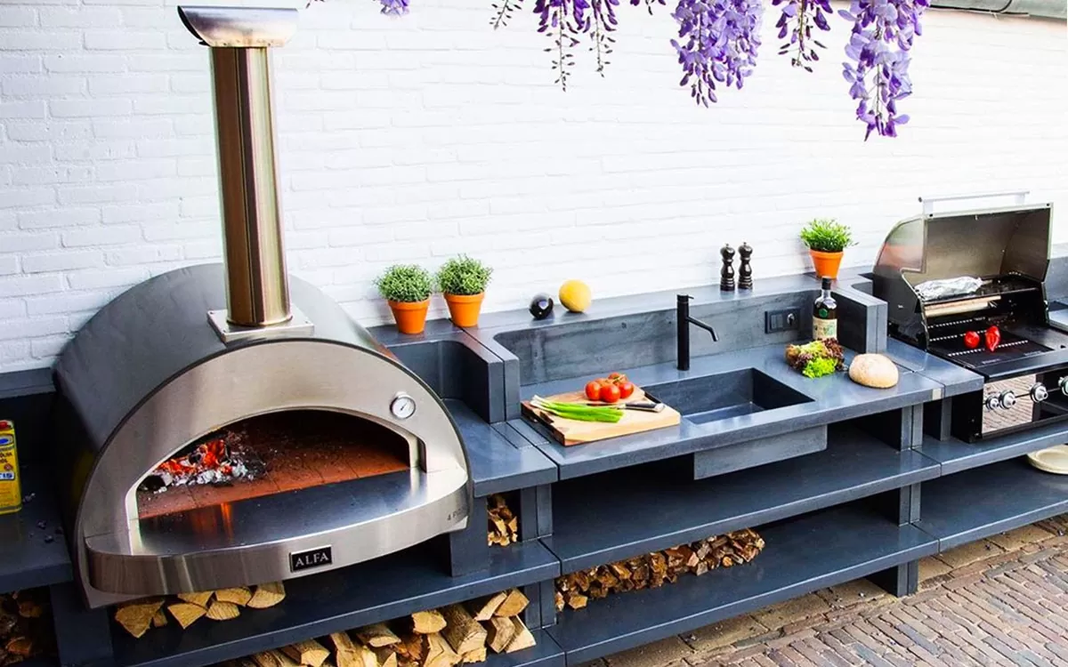 https://www.alfaforni.com/wp-content/uploads/2020/06/4-pizze-outdoor-living-garden-pizza-oven-1200x750.jpg