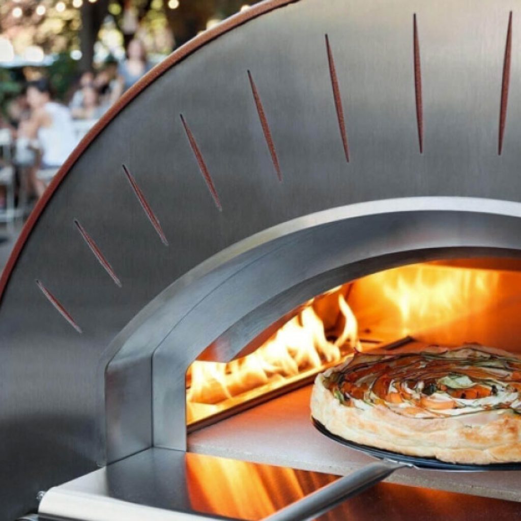 Horno de pizza tradicional de leña restaurante de pizza fabricación de pizza  clásica de leña con horno de piedra