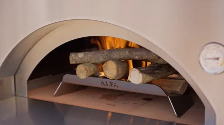 Lighting and preparation of the wood oven
