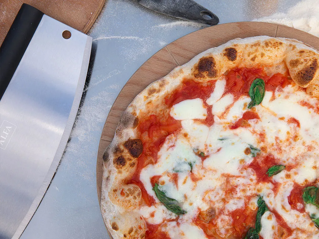 Rocker cutter: the Alfa mezzaluna pizza cutter