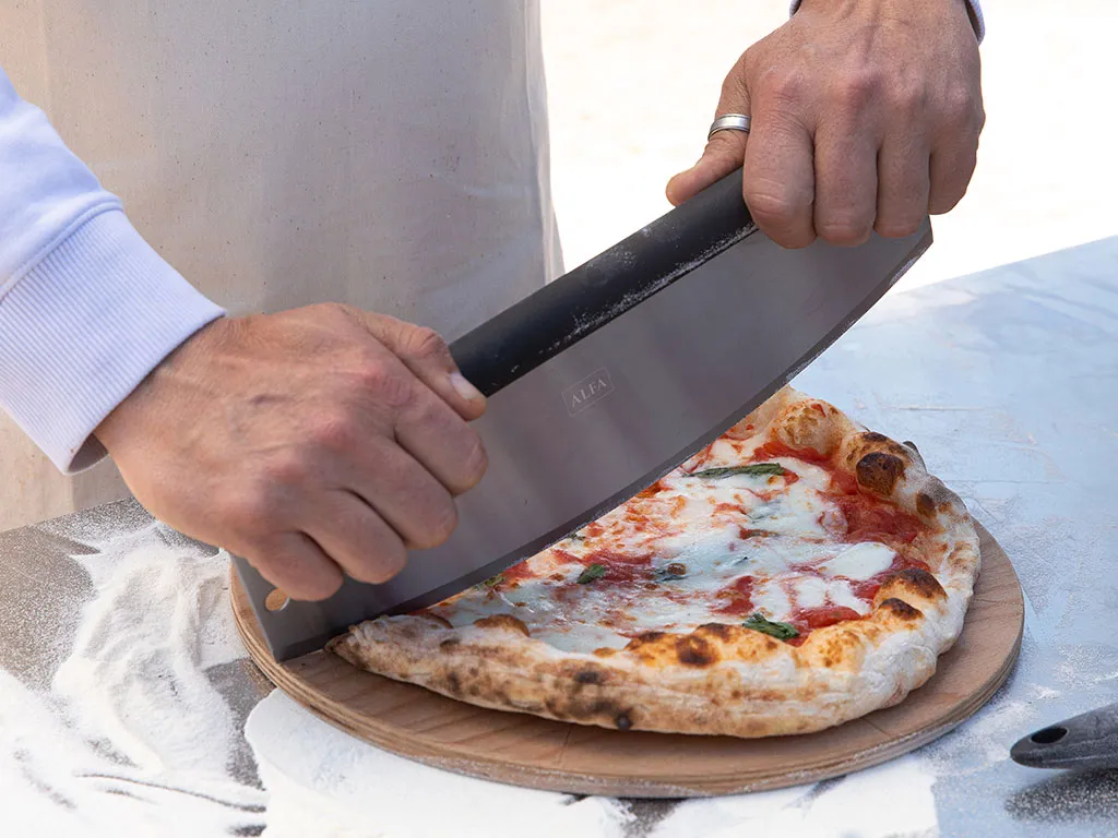 Rocker cutter: the Alfa mezzaluna pizza cutter