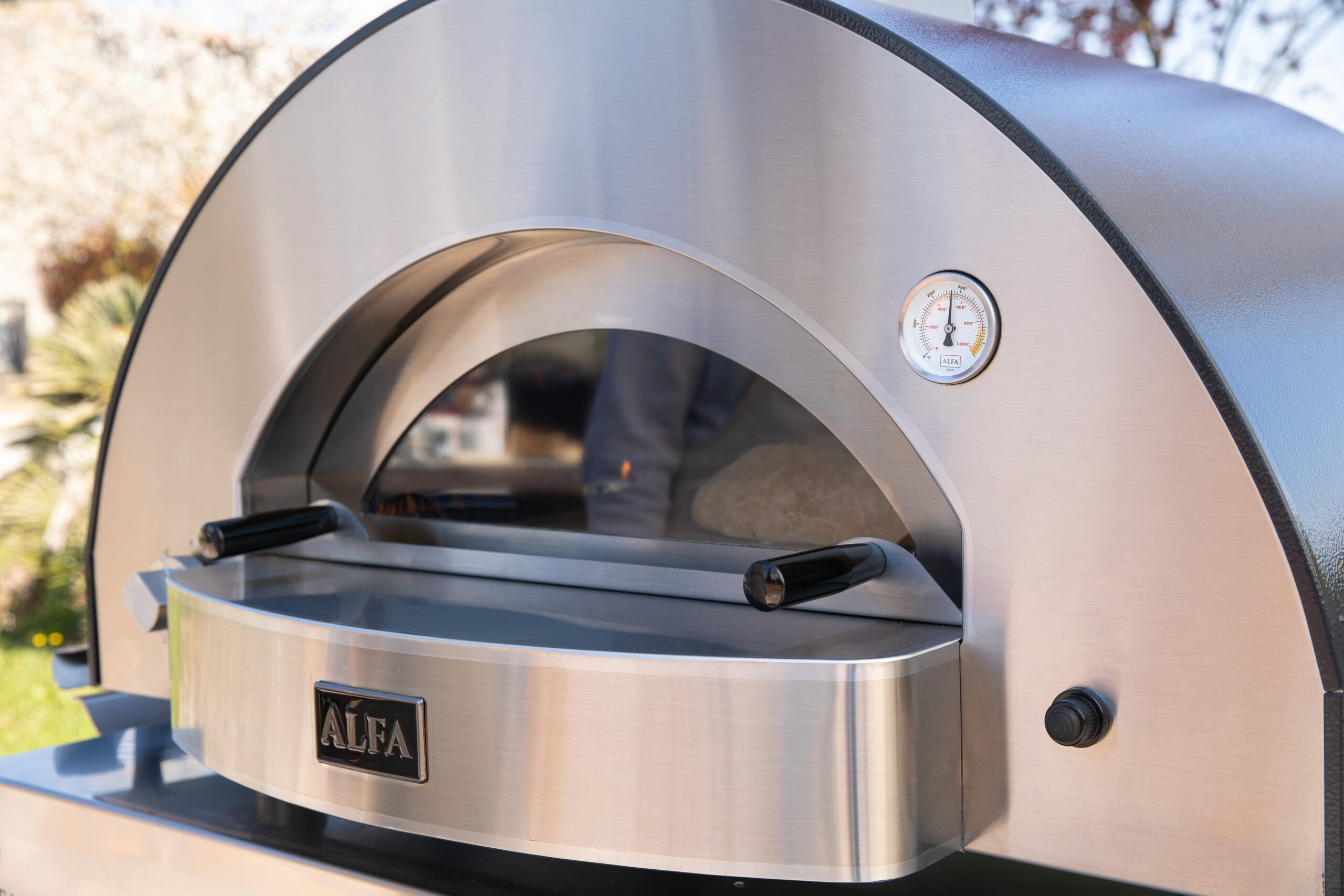 cuocere il pane nel forno a legna