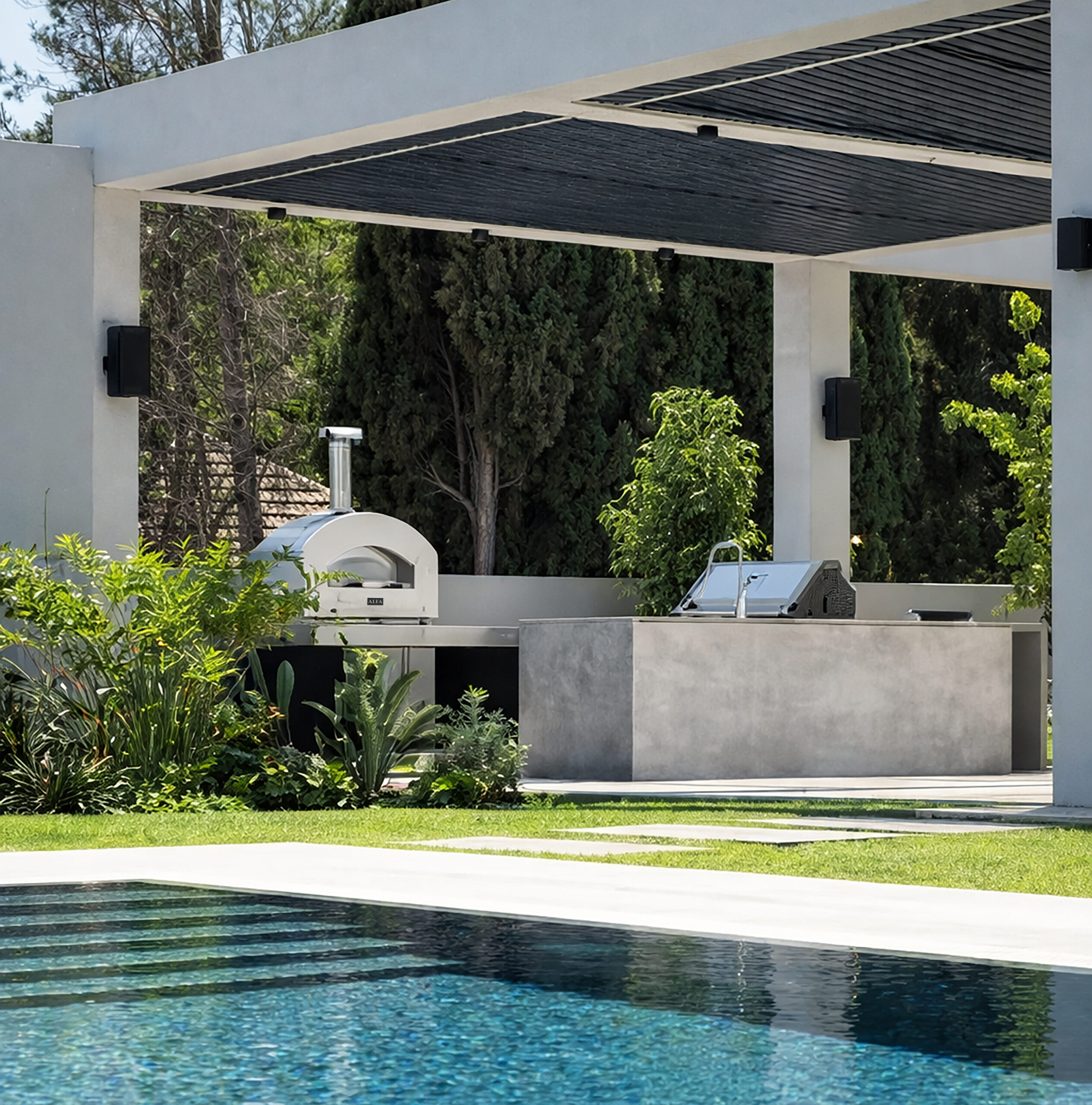 Outdoor kitchen design: integrating an oven into outdoor kitchen projects