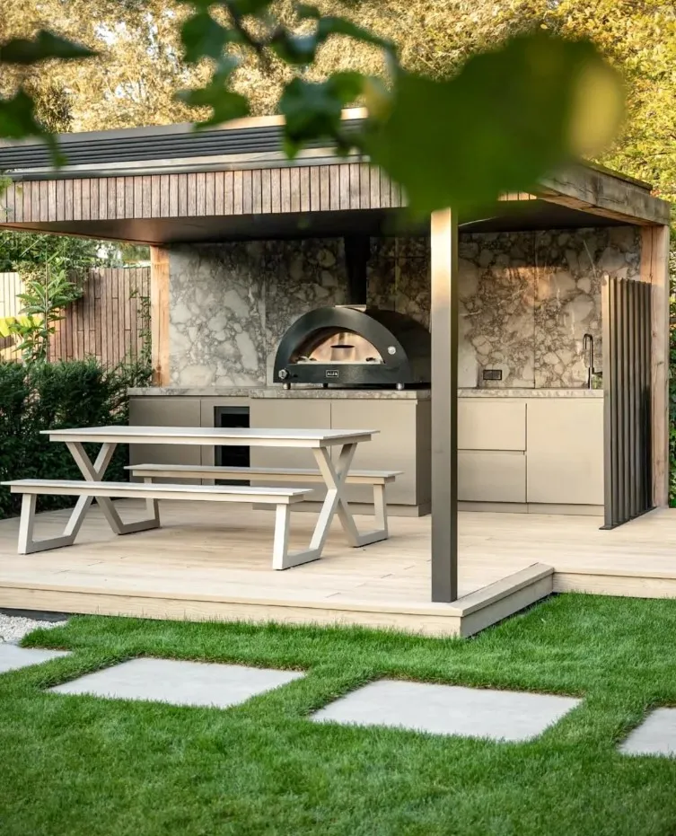 Cuisine outdoor: idées et solutions pour votre cuisine d’extérieur avec four à pizza